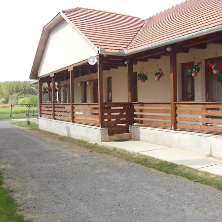 Kekszilva Vendeghaz Hotell Pap Exteriör bild
